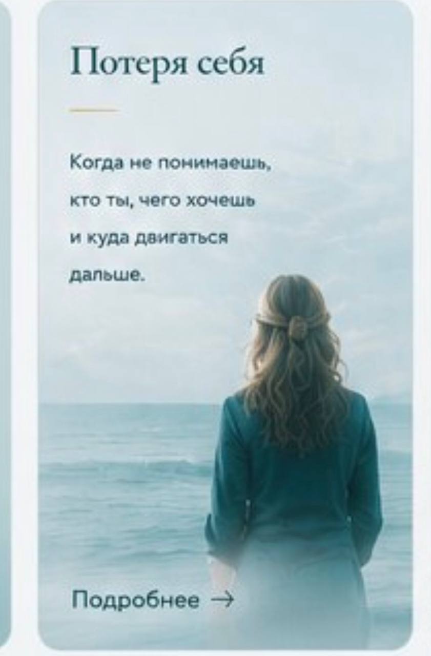 Лотосы на глади озера на рассвете
